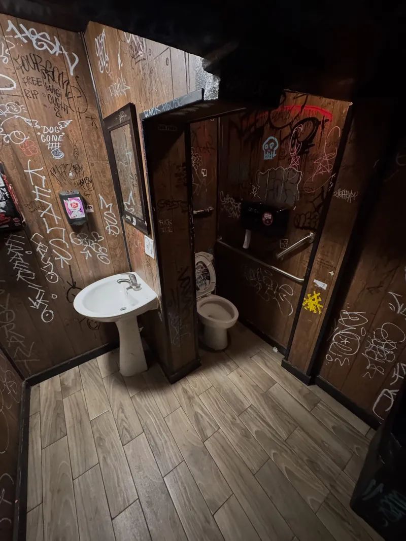 Embassy Tavern — photo 3